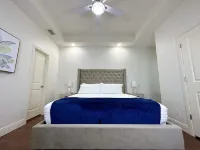 Las Jollas Luxurious Condo w/Pool & Garage, Very Close to Shopping and Airport