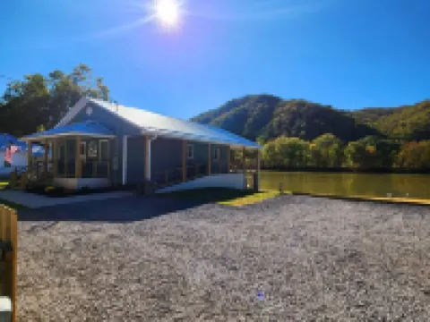 Delightful 3-Bedroom Home on the New River Hotels in Summers County