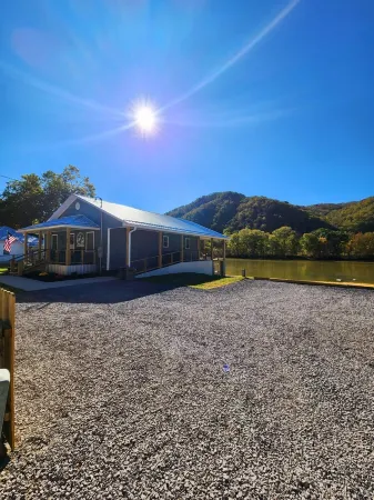 Delightful 3-Bedroom Home on the New River Отели в г. Нью Ривер