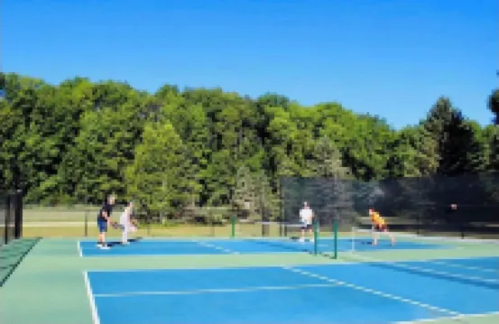 Charming 2-bedroom cottage with Lake Access to School Section Lake