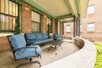 Renovated Art Deco retreat with porch and 2 King Beds, walk to coffee and food!