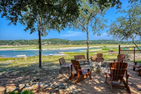 Medina Lake Waterfront Getaway