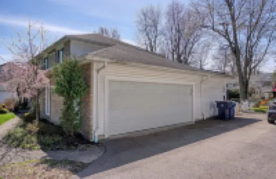 Luxurious, comfortable pool home in Buffalo, minutes from Niagara Falls Hotels in Getzville