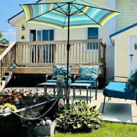 Boaty McBeach House: A Short Walk to Beach, Waterfront Sunsets & Restaurants!