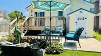 Boaty McBeach House: A Short Walk to Beach, Waterfront Sunsets & Restaurants!