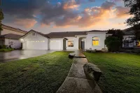 Peaceful Lakefront house -5 min away from Golf Course 메도우즈 필드 공항 주변 호텔