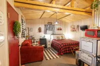 Unique Tiny House with Queen Bed and Hot Tub in country setting. Hotel a Nolan County