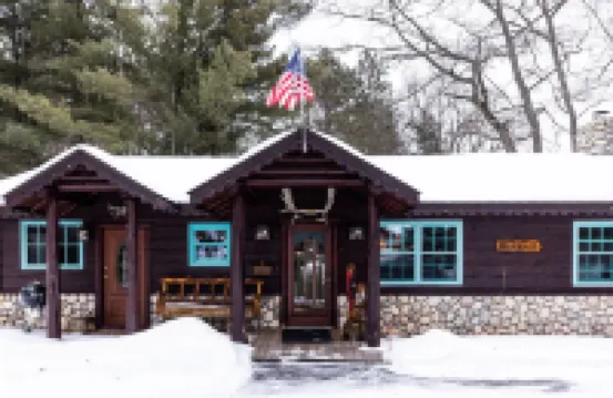 Cozy, Rustic Luxury Cabin on Round Lake, with all of the modern conveniences!