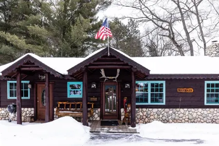 Cozy, Rustic Luxury Cabin on Round Lake, with all of the modern conveniences!