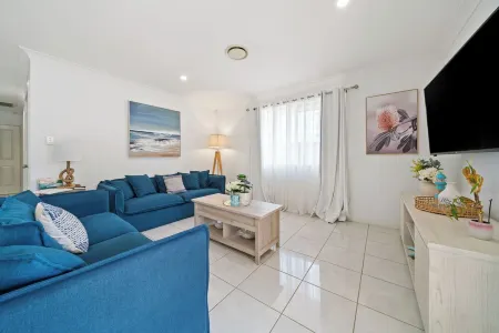 Walk to Ettalong beach close to shops KING BED