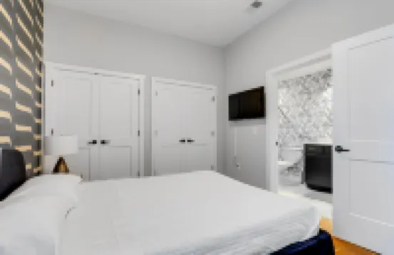 Super Walkable 2-bedroom w/ 5-Star Finishes!
