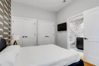 Super Walkable 2-bedroom w/ 5-Star Finishes!