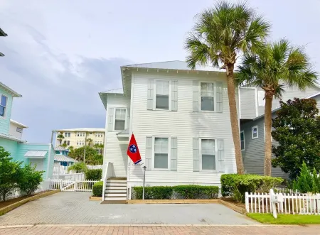 Private Beach-1 Minute Walk to Sand-2 Free Beach Set Ups.