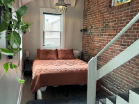 Gateway to the Berkshires - Renovated downtown apartment リーのホテル