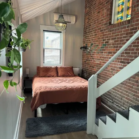 Gateway to the Berkshires - Renovated downtown apartment Отели в г. Ли