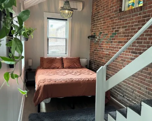 Gateway to the Berkshires - Renovated downtown apartment Hotels in Lee