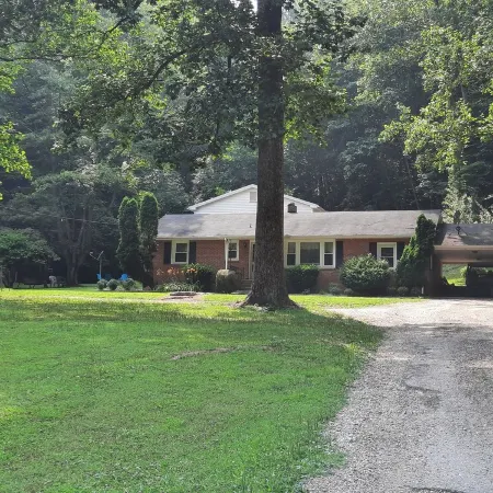 House / hot tub/pet friendly