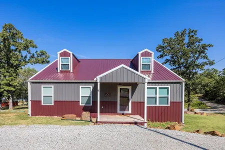 Fun Beachfront Retreat! Amazing View, Huge Covered Porch, EV Charger, and more! Отели в г. Haskell County