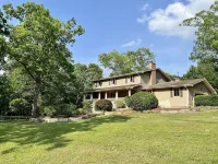 Guest House w/ Pool and Hot Tub! 10min away from Lake Norfork!