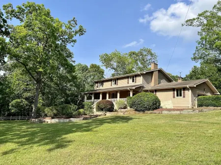 Guest House w/ Pool and Hot Tub! 10min away from Lake Norfork!