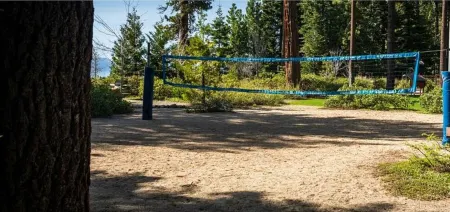 Cabin  Tahoe City 9 beds,  1 block to the lake, private beach near ski resorts