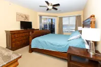 Amazing view of lake from water-front condo! Close to Ballparks National.