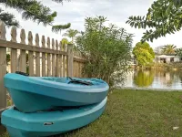 Remodeled Lake Front Pool Home! Sleeps 13! Bring dogs and kids! Hotels in Holiday