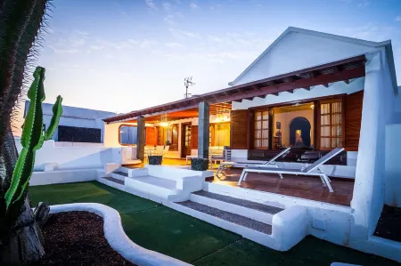 OPPORTUNITY! Stunning exclusive Villa next to the sea Отели рядом с достопримечательностью «Замок Сан Габриэль»