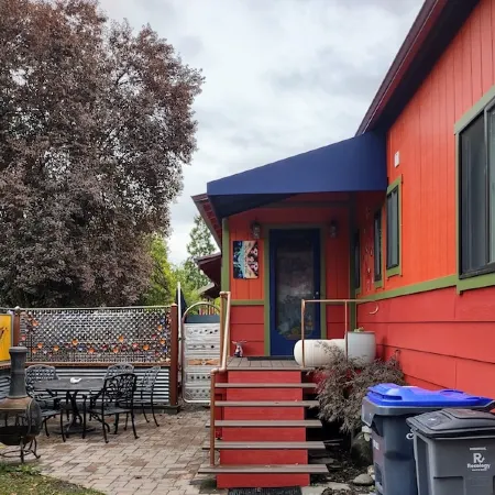 Lodging and Art Gallery-Charming Space Next to Everything, Walk Anywhere!