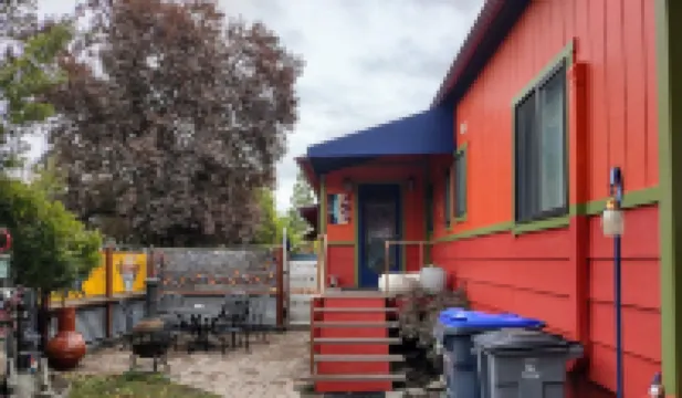 Lodging and Art Gallery-Charming Space Next to Everything, Walk Anywhere!