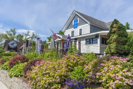 The Bolton House - 5 BR 3.5 BA Home with Hot Tub