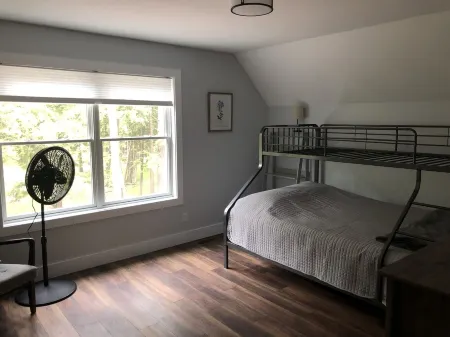 Arbor Pines - Vacation near downtown Glen Arbor Отели в г. Глен Арбор Тауншип