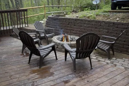 Amazing Cabin w/Firepit, Gametable, Hot Tub, Wifi, Cable