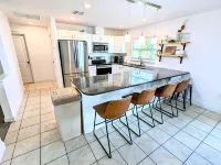 Heated pool & hottub, hanging swings, lanai, beach supplies - this is Sea la Vie