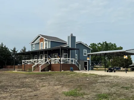 Remodeled house, 15 min. to Lake Texoma- pickleball and sand volleyball courts.