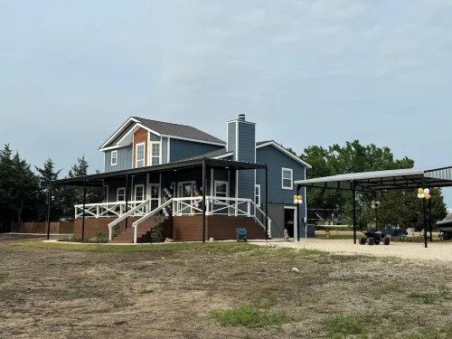 Remodeled house, 15 min. to Lake Texoma- pickleball and sand volleyball courts.