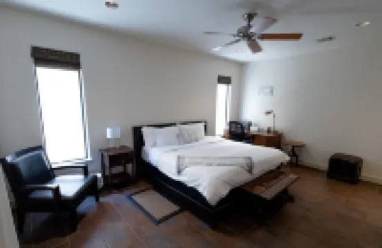 Charming Suite, inside the loop/pet friendly w/ outdoor gazebo,Private Entrance