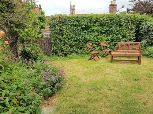 Lovely 3 Bedroom Cottage w/Garden, Thornton. Family&Bike Friendly. Parking Space