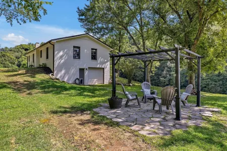 Serene Hilltop Getaway - Near Lieper's Fork