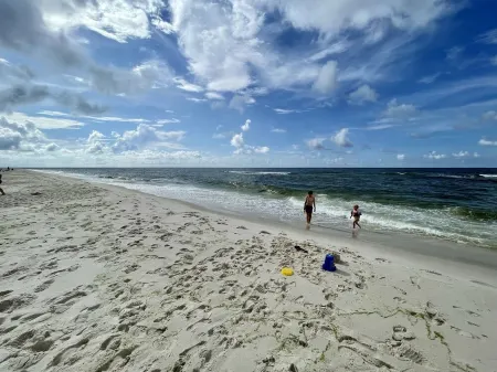 Dockside Paradise!- Kayaks, Hot Tub & Private Dock–Minutes from Beaches & Dining Отели рядом с достопримечательностью «Perdido Key Beach»