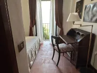 Septà - Pittoresca Casa Vacanze nel Centro Storico Vista Lago, Piccolo Giardino Hotel in zona Spiaggia Libera Vigna di Valle