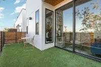 Modern 3 Bed 3 Bath Home with Rooftop Patio Minutes from Downtown & Deep Ellum Hotel in zona Pleasant Grove Stadium
