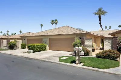 Palm Desert Dream Hotels near Rancho Mirage Library & Observatory