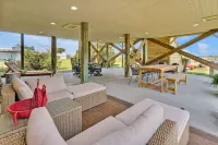 Sound Front Cottage- Sunsets, Private Dock & 2 Min Walk to Beach.