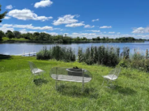 Rock River Retreat Boathouse Bungalow...Relax, Refresh, and Enjoy this Zen Den Hotels in Dodge County