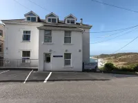 Montagu Steps 3 bedroom apartment with sea views