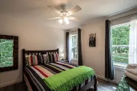 Clean & Comfy! Close to Dahlonega Square, Ung, Weddings & Wine. Dogs Welcome!