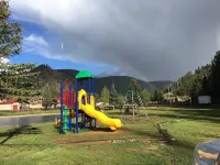 Family condo, walk to ski area, private fishing pond and playground Hotels in Red River