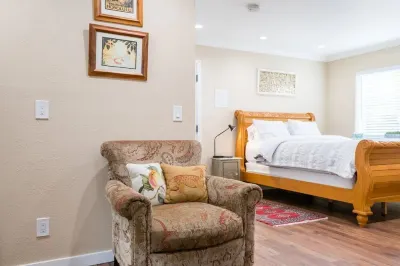 Comfortable Studio in a Woodside Plaza