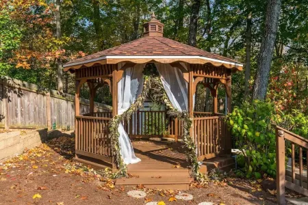 Beavercreek Four Bedroom Home with Incredible Backyard!  Completely Updated! Отели рядом с достопримечательностью «Berns Garden Center»